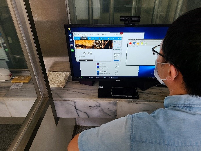 獄方人員檢查電腦使用狀況
